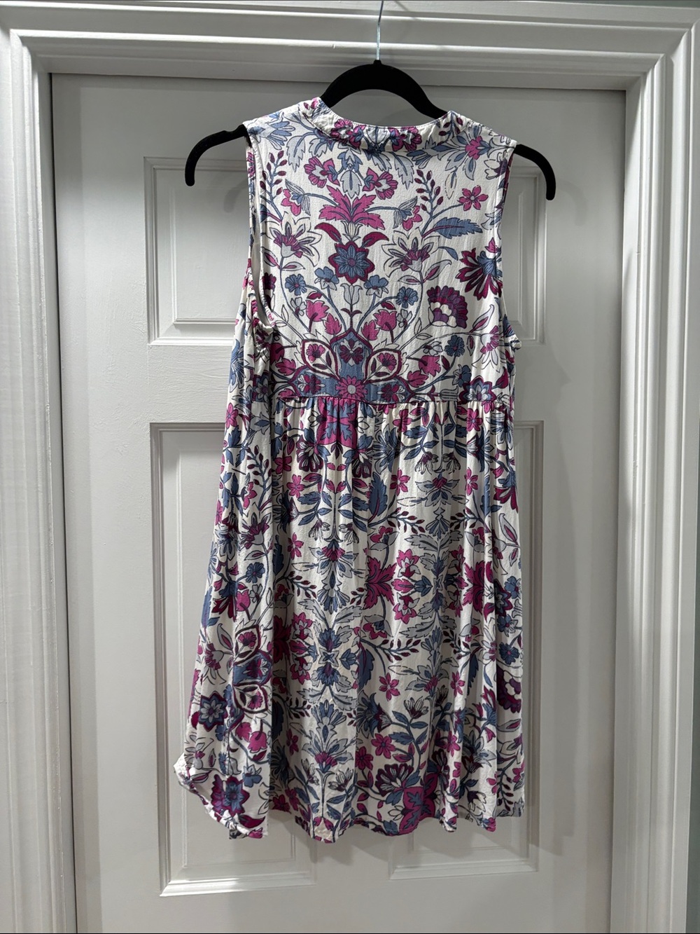 Old Navy Floral Sleeveless Tunic in White, Pink, Blue - Picture 4 of 4